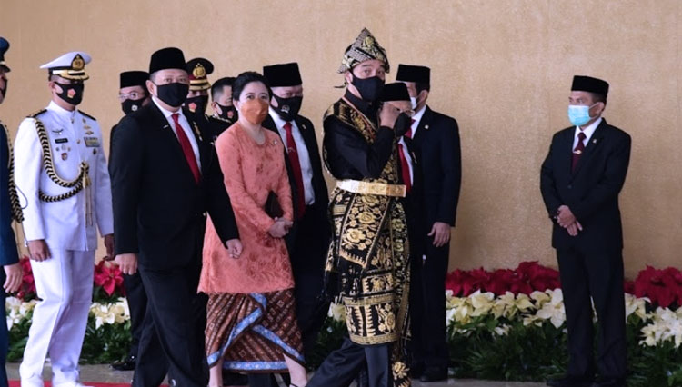 Presiden Joko Widodo (Jokowi) saat hadir di Gedung Parlemen MPR/DPR, Senayan, Jakarta Pusat, Jumat (14/8/2020) dengan berpakaian nyetrik. (FOTO: Kantor staff Presiden)