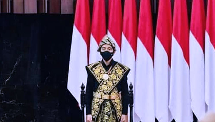 Presiden RI Joko Widodo hadir di Gedung Parlemen MPR/DPR, Senayan, Jakarta Pusat, tampil nyentrik dengan pakaian adat dari Suku Sabu. (FOTO: Dokumen Setneg)