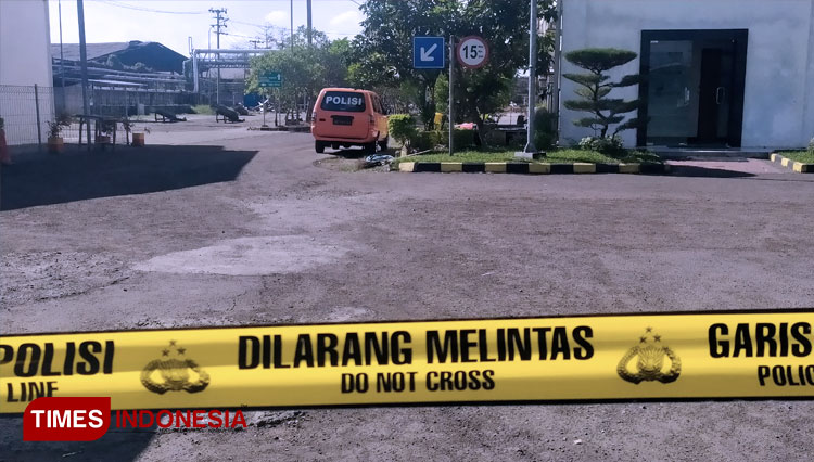 Polisi memasang garis polisi di Pabrik Bioetanol Mojokerto yang meledak beberapa hari lalu. (FOTO: Rohmadi/TIMES Indonesia)