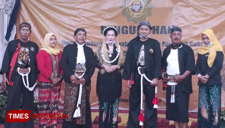 Pengukukah-ketua-Masyarakat-Adat-Nusantara-Ponorogo-b.jpg