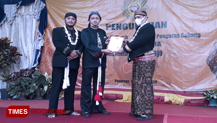 Pengukukah ketua Masyarakat Adat Nusantara Ponorogo. (Foto: Marhaban/TIMES Indonesia)