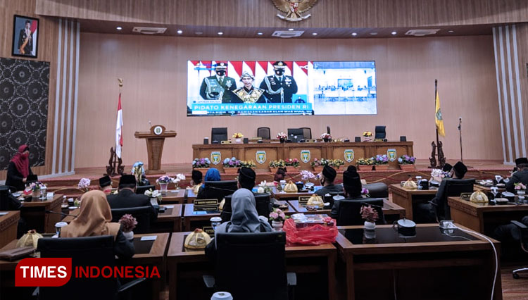Rapat paripurna DPRD Kota Madiun mendengarkan pidato kenegaraan Presiden RI. (FOTO: Aditya Candra/TIMES Indonesia)