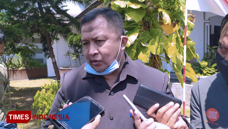 Sekretaris Daerah Kabupaten Bondowoso Syaifullah saat dikonfirmasi sejumlah awak media (FOTO: Moh Bahri/TIMES Indonesia)