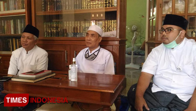 Ketua PC NU Kendal KH Danial Royyan saat menerima silaturahmi Tino Indra di Kendal, Sabtu (15/8/2020). (Foto: Dhani Setiawan/ TIMES Indonesia) 