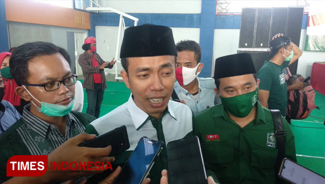 Wakil Sekretaris DPW PKB Jawa Timur, Fauzan Fuadi, memberikan keteranfan pers setelah Deklarasi Pasangan Calon Bupati dan Wakil Bupati Lamongan periode 2020-2025 Kartika Hidayati – Sa’im, di GOR Lamongan, Sabtu, (15/08/2020). (Foto: Moch. Nuril Huda/ TIME