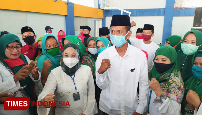 Kartika Hidayati dan Saim saat berfoto bersama ibu-ibu anggota Muslimat, setelah deklarasi Cabup-Cawabup Lamongan, Sabtu (15/8/2020). (FOTO: MFA Rohmatillah/ TIMES Indonesia)