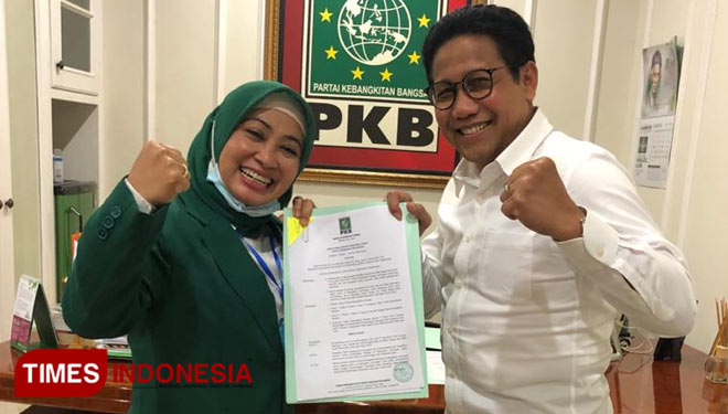Kartika Hidayati membawa rekomendasi bersama Ketua DPW PKB Jatim, Halim Iskandar. (Foto: Moch. Nuril Huda/ TIMESIndonesia)