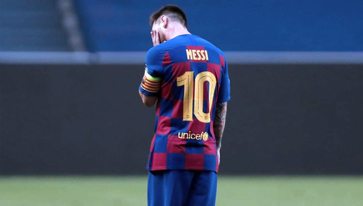 Lionel Messi terlihat lesu setelah tak bisa membawa timnya menang dari Munchen. (FOTO: Gol.com)