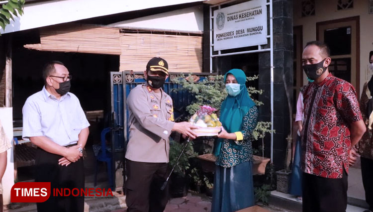 Bidan Desa Erlina Dwi mendapat penghargaan dari Kapolres Ponorogo. (Foto: Humas Polres Ponorogo for TIMES Indonesia)