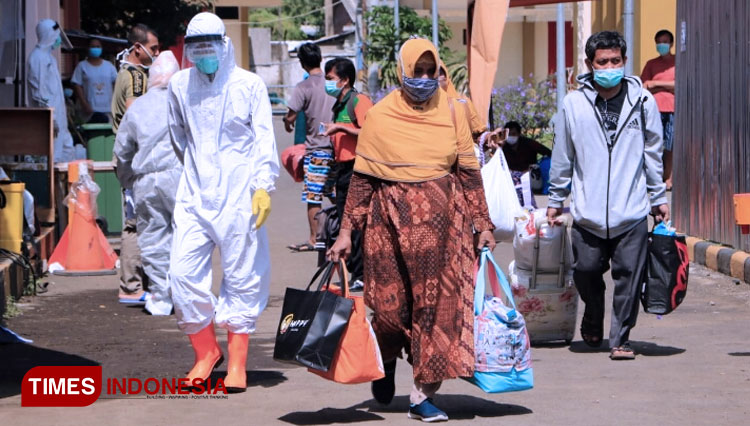 Pasien positif Covid-19 Surabaya yang dinyatakan sembuh. (FOTO: Humas Pemkot Surabaya for TIMES Indonesia) 