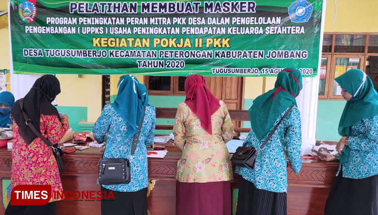 Pelatihan membuat masker Ibu-ibu PKK Dibalai Desa Tugusumberjo, Jombang. (Foto: Rohmadi/TIMES Indonesia)
