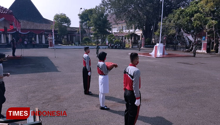 Persiapan upacara HUT 75 RI di halaman Pendapa Wedya Graha Pemkab Ngawi. (Foto: Ardian Febri Tri Handoko/TIMES Indonesia)