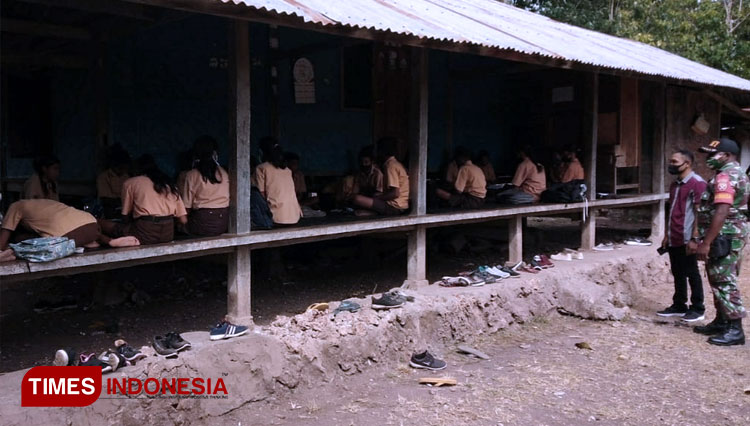 Komsos Babinsa Koramil 1601-03 Kecamatan Pahunga Lodu, Kabupaten Sumba Timur NTT Sertu Saikoko saat lakukan monitoring sejumlah murid SMPN 2 Pahunga Lodu (FOTO: Habibudin/TIMES Indonesia)