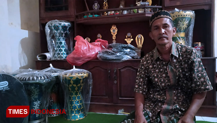 Syafi'i pengkrajin alat rebana di Desa Pagerwojo Jombang (FOTO: Rohmadi/TIMES Indonesia)