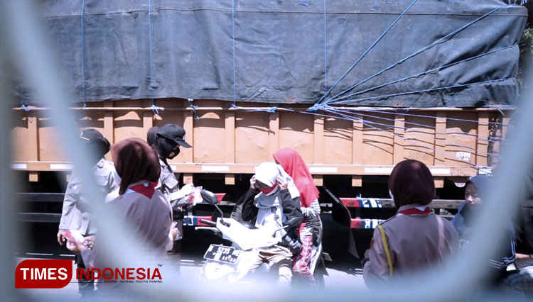 Pembagian masker oleh jajaran Satlantas Polresta Probolinggo. (FOTO: Humas res-Prob for TIMES Indonesia)