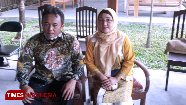 Hamdan Handoko didampingi Istri usai menyampaikan presentasi kepada awak media (Foto: Totok Hidayat/TIMES Indonesia)
