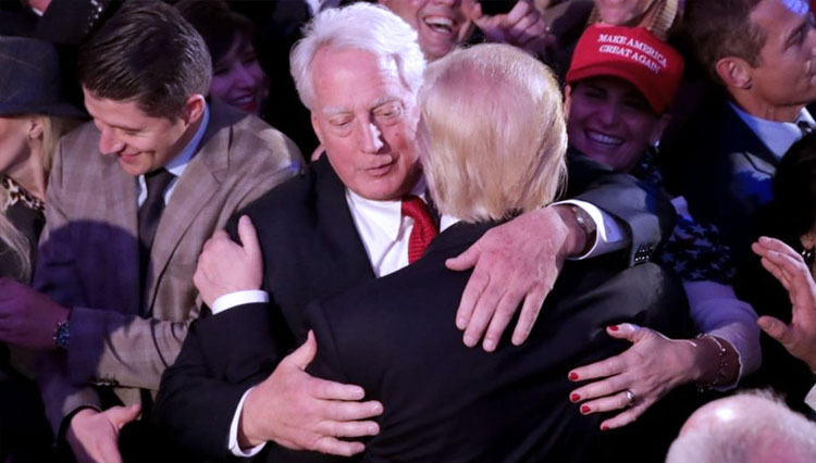 Robert Trump saat memeluk saudaranya setelah menang dalam pemilihan umum tahun 2016. (FOTO: Getty Image)