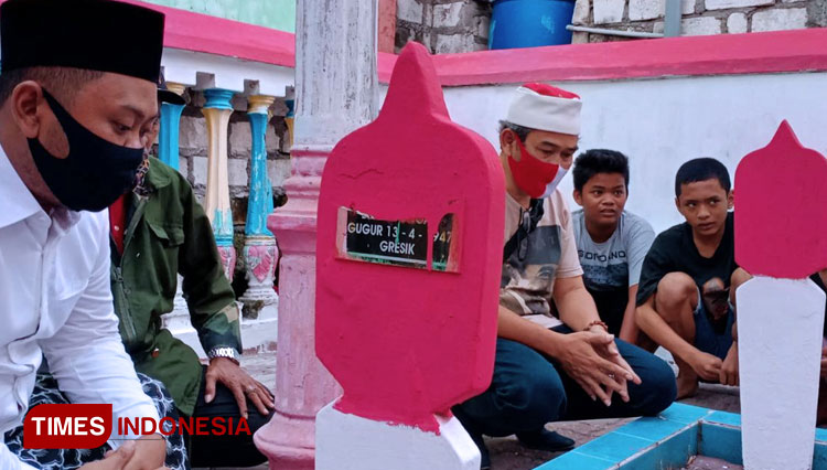 Ketua DPRD Gresik Fandi Akhmad Yani (Kiri) saat ziarah ke Makam Pahlawan Nasional Usman Sadar di Gresik. (Foto: Akmal/TIMES Indonesia)