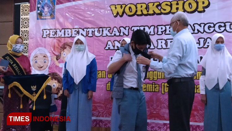 Bupati Sleman Sri Purnomo ketika mengukuhkan tim Getar Thala dilakukan di Grand Serela Hotel Jalan Magelang, Sleman, Yogyakarta, Selasa (18/8/2020). (FOTO: Pramesti Mutiara/TIMES Indonesia)
