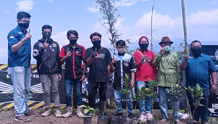 Perwakilan Komunitas Beat se Malang Raya menyerahkan bibit buah kepada perwakilan Desa Mulyorejo. (Foto: Dok. Honda Beat Club Malang)