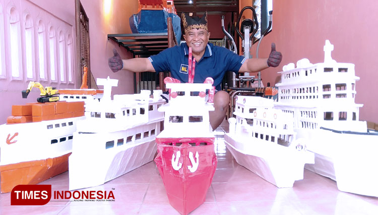 Supangkat dengan sejumlah miniatur kapal yang telah dibuatnya sendiri di rumahnya. (Foto: Dody Bayu Prasetyo/TIMES Indonesia)