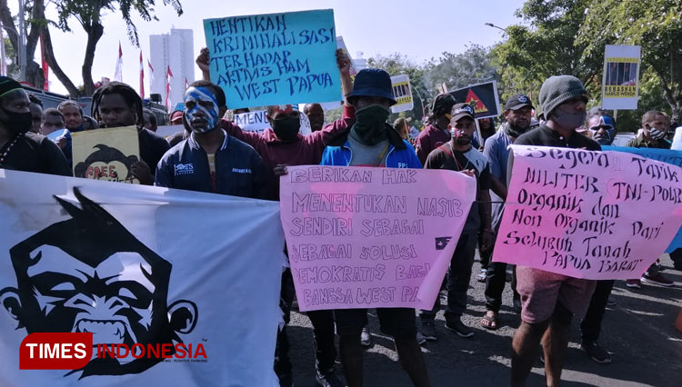 Aksi mahasiswa Papua di depan Gedung Negara Grahadi, Surabaya, Selasa (18/8/2020). (Foto: Lely Yuana/TIMES Indonesia)