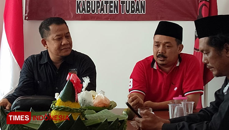 Gatot Prayogo (Baju Hitam Kiri) saat mengikuti acara tasyakuran di kantor DPC PDI Perjuangan Kabupaten Tuban, Selasa, (18/08/2020). (Foto: Achmad Choirudin/TIMES Indonesia)