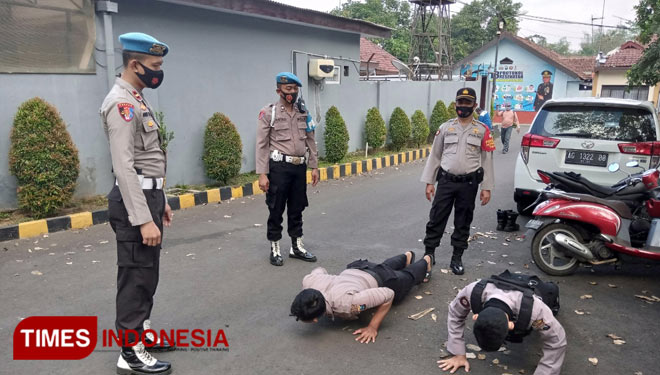 Anggota kepolisian Polres Malang saat dihukum push up karena tidak memakai masker. (Foto: Binar Gumilang/TIMES Indonesia)