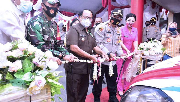 Kapolres Blitar AKBP Ahmad Fanani Eko Prasetya bersama Bupati Blitar Drs H Rijanto MM dan perwakilan dari Kodim 0808 Blitar meluncurkan ambulans gratis, Senin (18/8/2020). (Foto: Humas Polres Blitar)