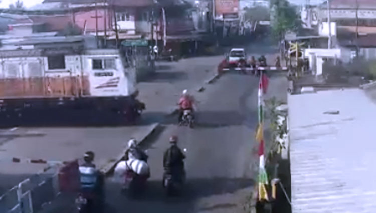 Posisi korban saat hendak tertabrak, dan kondisi korban setelah terseret. (FOTO: Tarikan layar video CCTV Jalan A Yani, Kroya for TIMES Indonesia)