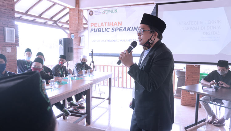 Yusli Effendi saat memberikan materi pelatihan untuk mencetak dai milenial. (Foto: FISIP UB for TIMES Indonesia)