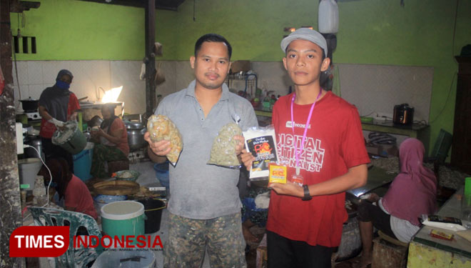 Ismani awalnya jualan pentol corah dengan bahan baku beli dari penjual lai n. Tapi kini dia sukses memproduksi hingga membuka cabang di beberapa tempat. (Foto: Nasikhus/TIMES Indonesia)