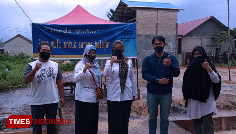 Lurah Satimpo, Andriana (tengah), didampingi Inisiator Tenda Pintar, Fidya Alfianto (dua kanan) saat mengunjungi lokasi Tenda Pintar di RT 24. (FOTO: Fajri/TIMES Indonesia)