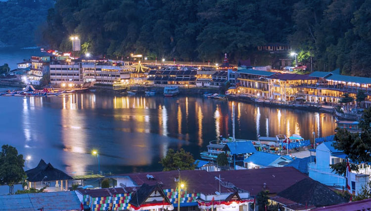 Kawasan Danau Toba yang menawarkan keindahan alam dan juga kampung warna warni Tigahirit yang instagaramable. (foto: Kemenparekraf RI)