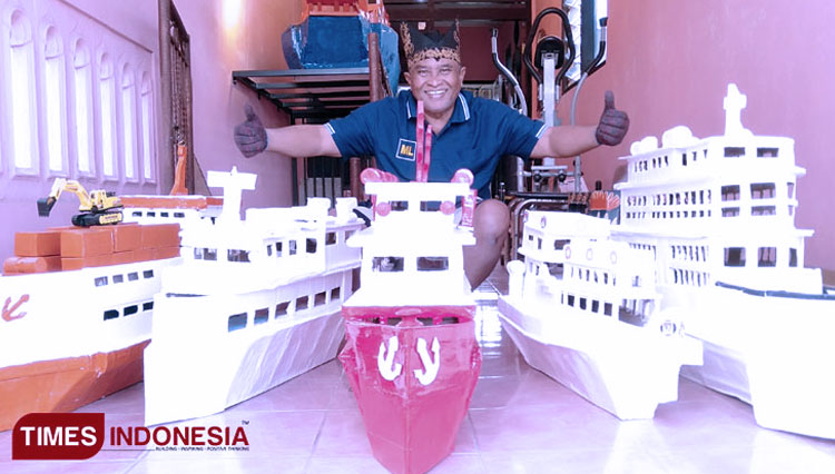 Supangkat pose with several ship and boat miniature he made himself. (Photo: Dody Bayu Prasetyo/TIMES Indonesia)