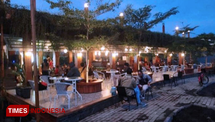 Cafe-and-Resto.jpg