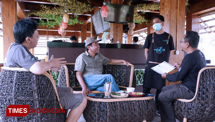 Pegawai-Nendes-Kombet-Cafe-b.jpg
