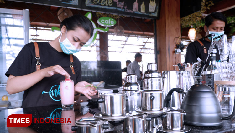 Pegawai Nendes Kombet Cafe and Resto saat menyiapkan sajian menu dari pengunjung. (Foto: Naufal Ardiansyah/TIMES Indonesia)