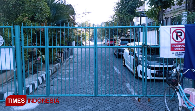 Akses jalan menuju kantor IBI Jatim yang ditutup. (FOTO: Ammar Ramzi/TIMES Indonesia)