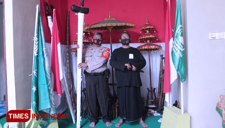 Kapolsek Bumiaji, AKP Nyoto Gelar berfoto bersama Pengasuh Bengkel Akhlak Padepokan Dzikir dan Taklim, Padepokan Panotogomo, KRT KH Musyrifin Pujo Rekso Budoyo MBA dan kirab pusaka leluhur di Bumiaji. (foto: Muhammad Dhani Rahman/TIMES Indonesia)