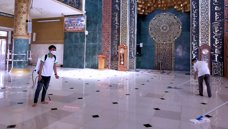 Petugas ketika melakukan penyemprotan disinfektan di Masjid Agung Al Aqsha Klaten, Jawa Tengah. (FOTO: Secret Clean for TIMES Indonesia)
