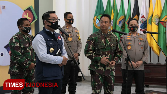 Ketua Gugus Tugas Percepatan Penanggulangan Covid-19 Jabar Ridwan Kamil bersama Wakil Ketua Pelaksana I KPCPEN KSAD Jendral TNI Andika Perkasa dan Wakapolri Komjen Pol Gatot Eddy Pramono dalam konferensi pers di Gedung Sate, Kota Bandung, Jumat (21/8/20).
