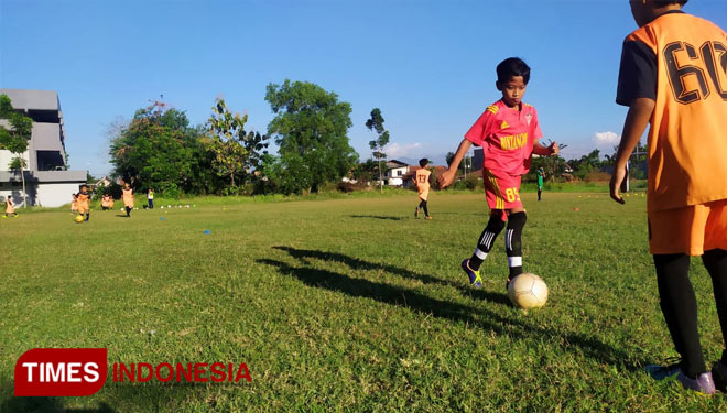 Latihan SSB Bintang Muda di Lapangan Undar Jombang Jl. Gusdur. (Foto: Rohmadi/TIMES Indonesia)