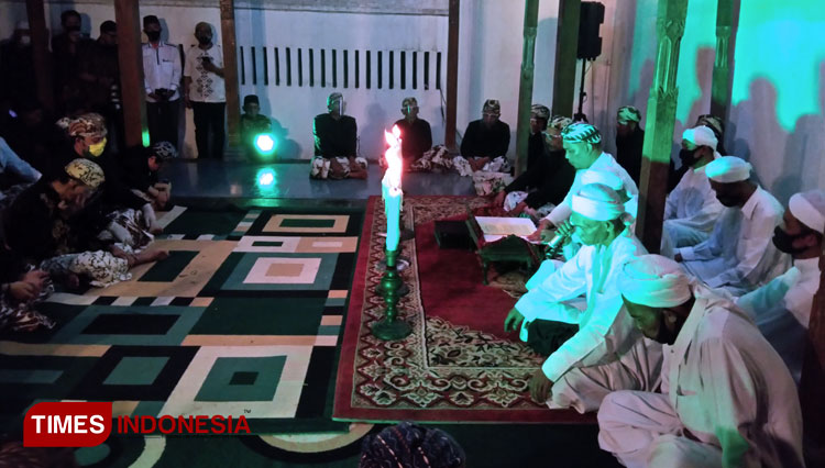 Babad Cirebon, Tradisi Turun Temurun Di Keraton Kanoman Cirebon - TIMES ...