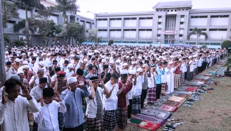 Ribuan napi di lapas Cipinang saat mengikuti kegiatan ibadah bersama. (foto: Antara)