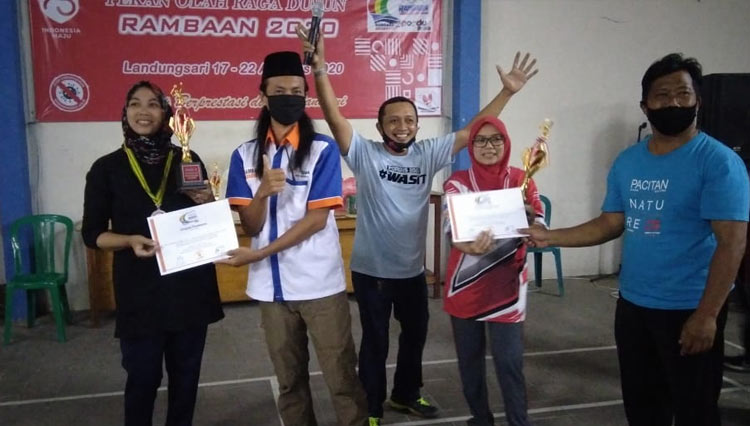 Penyerahan piala kepada juara bulutangkis tunggal putri Pordus Ramban 2020. (foto: dok. Pordus Ramban)