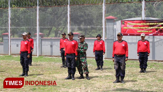 Anggota Babinsa Kodim Cilacap saat menjadi instruktur sipir lapas Narkotika kelas A II di Nusakambangan. (Foto: pendim Cilacap for TIMES Indonesia)