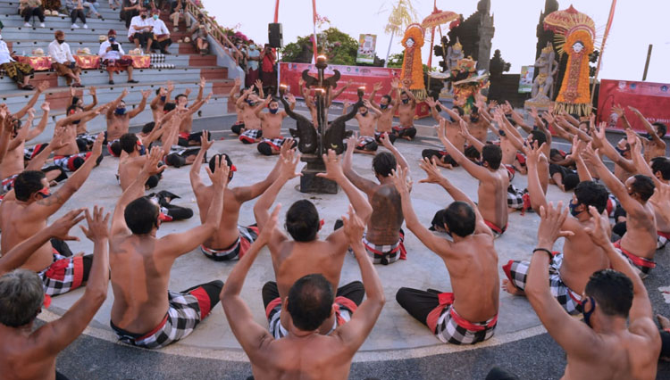 Ada Tari Kecak New Normal Di Pura Uluwatu - TIMES Indonesia