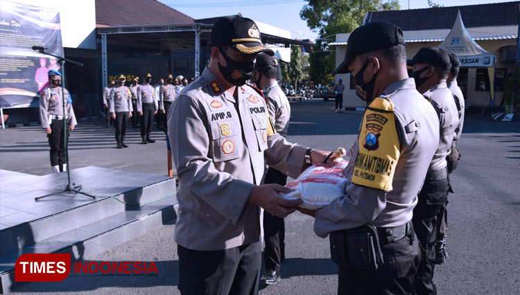 Kapolres Pamekasan secara simbolis serahkan bansos Kapolri Tahap III pada Bhabinkamtibmas di halaman Mapolres Pamekasan.(Foto: Akhmad Syafi'i/TIMES Indonesia)