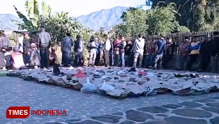 Camat Bumiaji, Aditya Prasaja SSTP MAP mengaduk jenang bersama-sama warga Dusun Junggo. (FOTO: Muhammad Dhani Rahman/TIMES Indonesia)